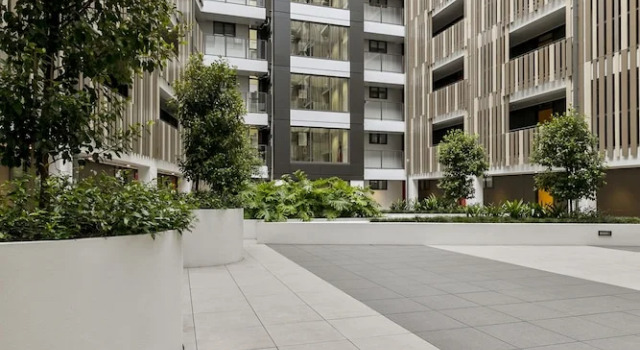 Chic 2BR Pool & Gym - Steps to Ponsonby