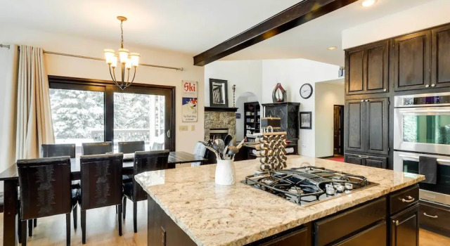 Коттедж с 4 комнатами Hot Tub & Ski Shuttle: Forested Breckenridge Home!