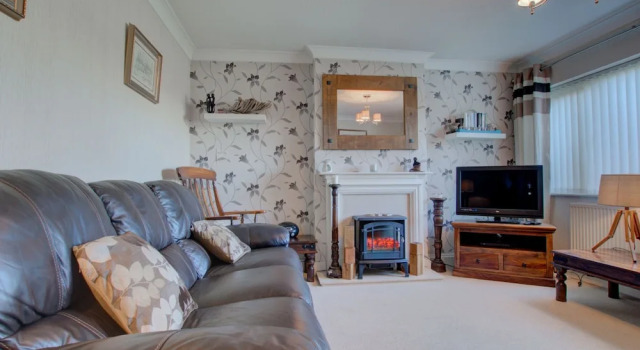 Detached Holiday Home With Beautiful Conservatory, Decorative Fireplace, and Charming Garden