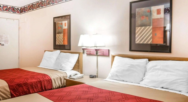 Четырёхместный номер Standard Econo Lodge McDonough South