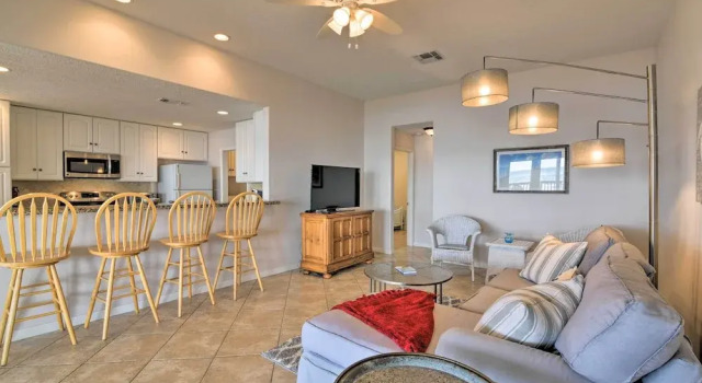 Beachfront Getaway w/ Deck & Views in Galveston, Varaa Lomakoti Mökit kohteessa Houston, Mökki