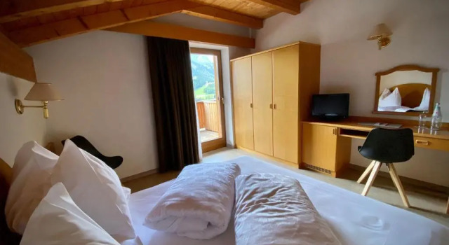Hotel Simpaty, Забронировать Отель Отели в центре Доббиако с завтраком, отели в центре Доббиако с завтраком