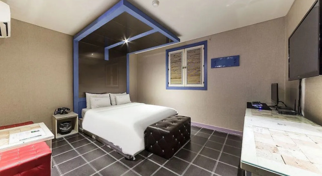 Hotel C&