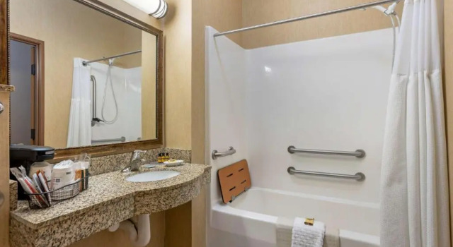 Номер Standard Best Western Plus Capital Inn