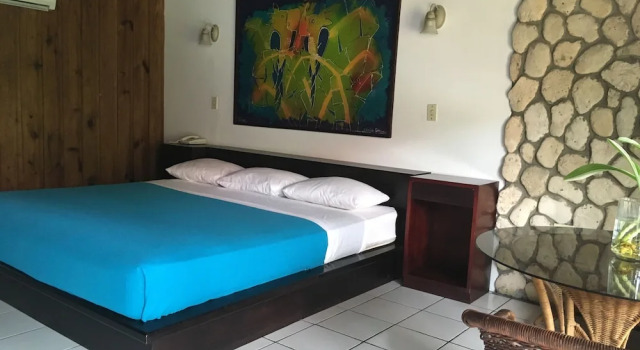 Студия Sandy Point Village