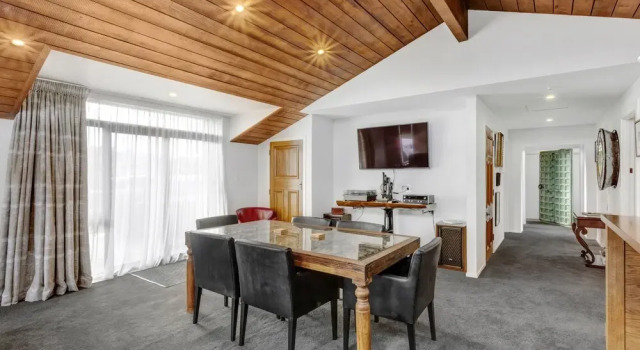 Modern Charm by the Beach, Забронировать Отель Данидин Отаго