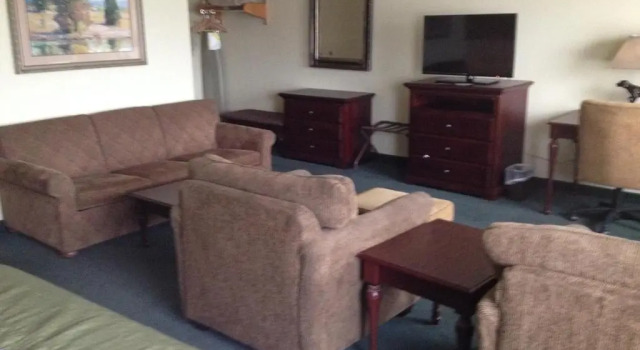 Doppel Suite Super 8 by Wyndham McCall
