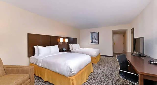 Четырёхместный номер Premium с балконом Radisson Hotel Atlanta Northwest