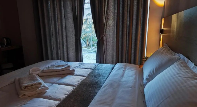 Elvish Garden Boutique B&B, Buchen Sie Hotel Hotels in Berat mit Parkplatz, Parkplätze