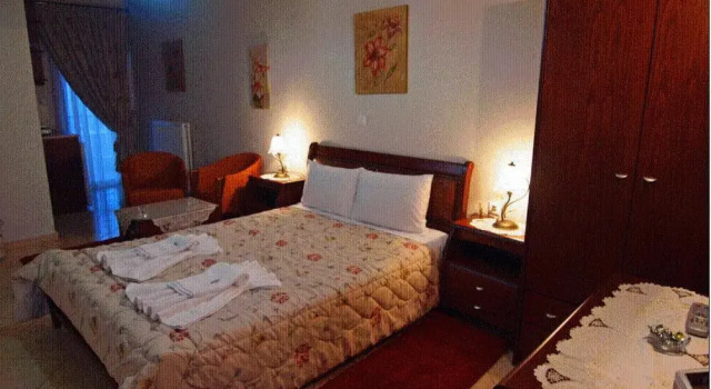 Семейная студия с видом на озеро Orama Hotel - Serene Lake Plastira Retreat with Stunning Views