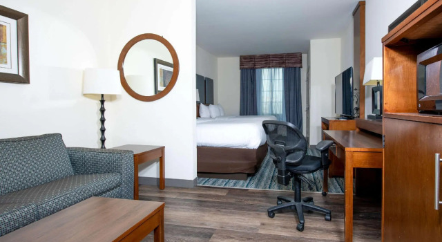 Люкс c 1 комнатой Comfort Suites Oil Center