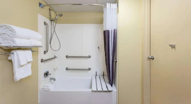 Четырёхместный номер Standard Spark by Hilton Charlotte Airport North