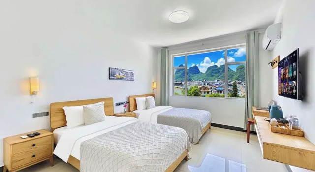 Двухместный номер Comfort с видом на горы Yangshuo Singing River Climbers House 阳朔八月客栈 原江缘攀岩客栈