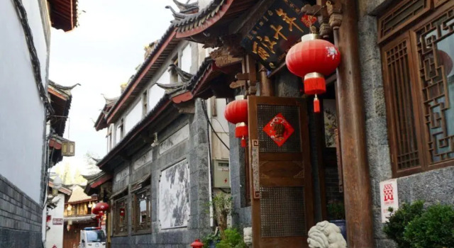 Lijiang Jinjia Cloud Window Inn, Забронировать Отель Лицзян Юньнань, рядом с Улица Сквер-стрит Древнего города Даянь
