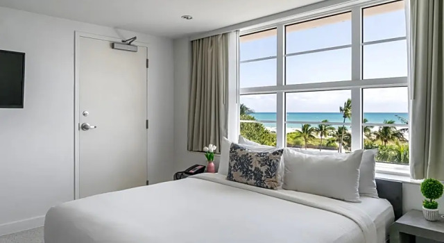 Номер oceanfront Clevelander Hotel