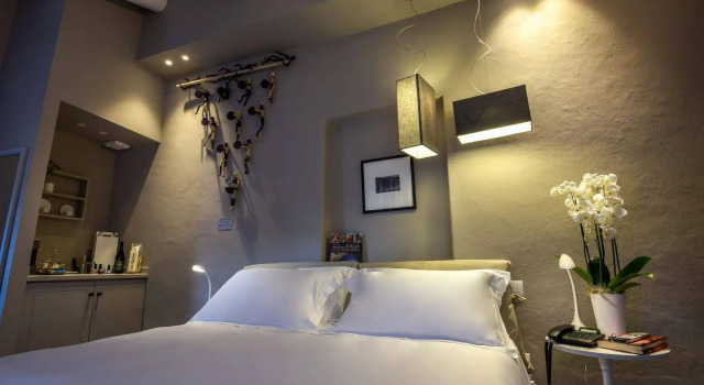 Uve Rooms & Wine Bar