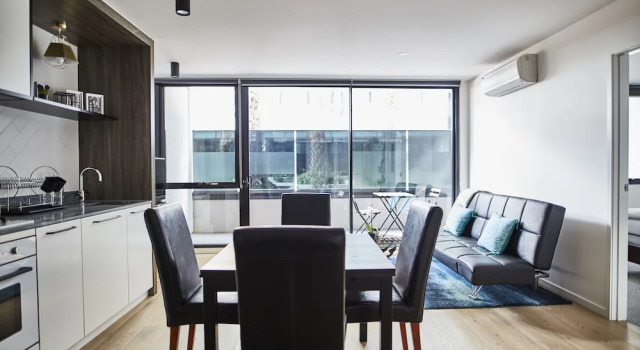 Sleek Arthouse Apartment With Pool Close to City, Забронировать Апартаменты/квартира Отели Мельбурна с бассейном, рядом с Gleadell Street Market, Бассейн