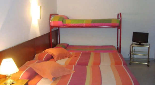 Четырёхместный номер Standard Hostal Les Collades
