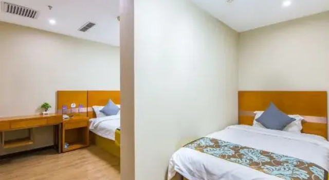 Трёхместный семейный люкс Zsmart Hotel