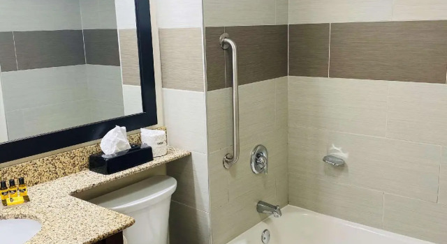 Четырёхместный номер Standard Hotel Concord Syracuse, an Ascend Collection Hotel