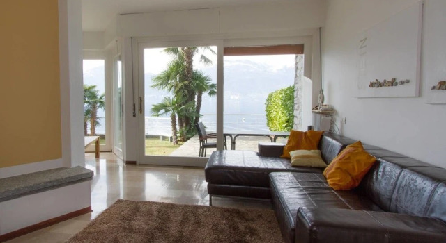 Вилла с 3 комнатами Stunning Lakeside Villa With Direct Lake Access, Mooring, Near Restaurant, Wifi, BBQ