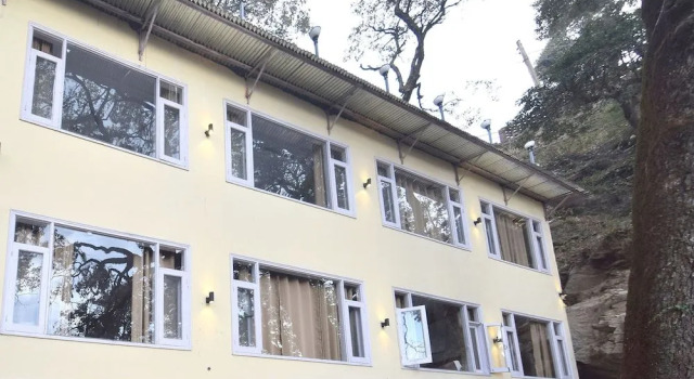 OYO 12066 Hotel Gellasenheit, Rezerwuj Hotel Hotele w Chamba z parkingiem, Parking