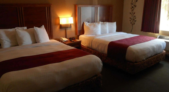 Четырёхместный номер Standard AmericInn by Wyndham McAlester