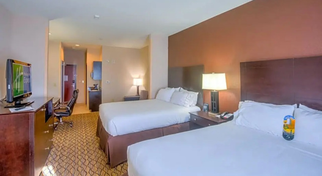 Люкс Deluxe Holiday Inn Express Hotel and Suites Elk City by IHG