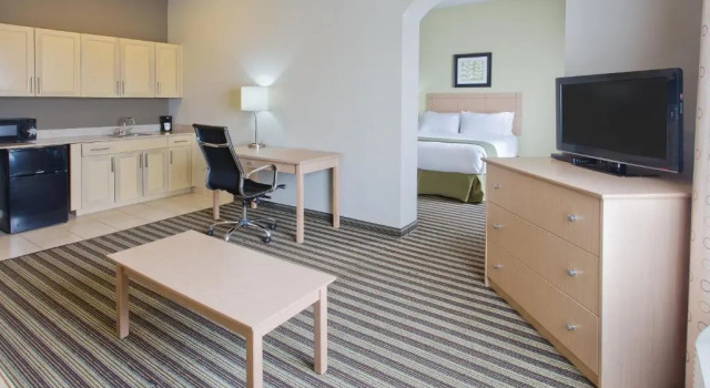 Четырёхместный люкс Executive Holiday Inn Express Hotel & Suites Alvarado by IHG