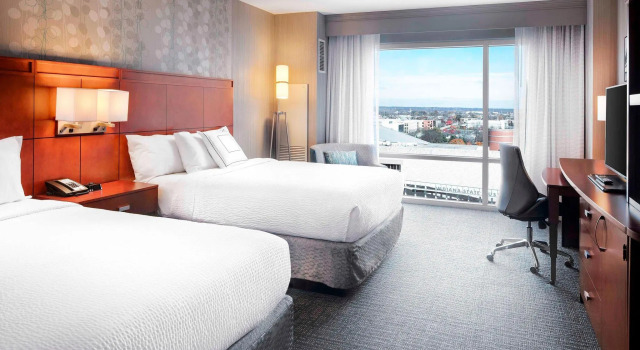 Четырёхместный номер Standard с красивым видом из окна Courtyard by Marriott Indianapolis Downtown