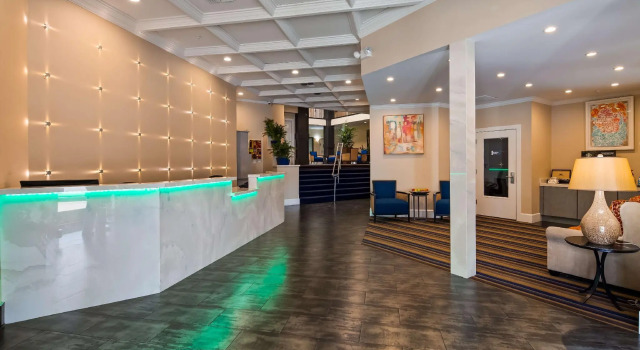 Люкс с балконом Best Western Plus Palm Court Hotel