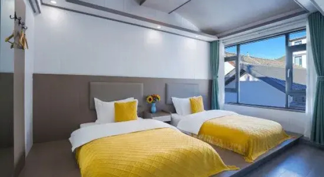 Семейный люкс с балконом и с видом на сад Lijiang Jinglin Hanshe Homestay (Sanyi International Airport)