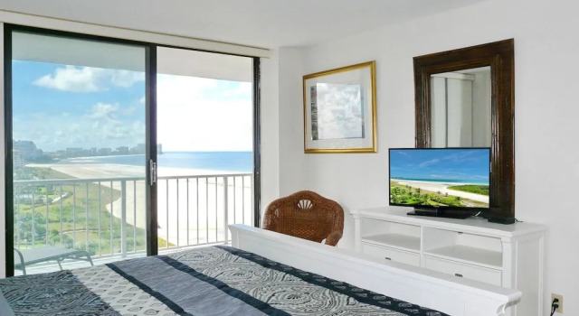 Sun-bright Beachfront Condo With Pool/tennis Courts, Забронировать Апартаменты/квартира Отели в центре Марко-Айленд, в центре, Парковка