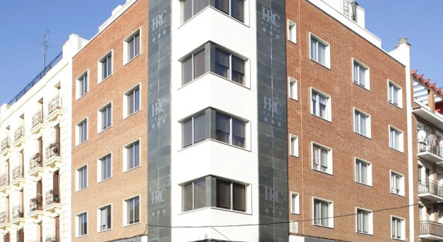 Кровать в общем номере HRC Hotel