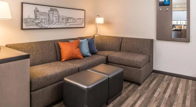 Четырёхместный Люкс с кухней c 1 комнатой Hyatt House Raleigh/Rdu/Brier Creek