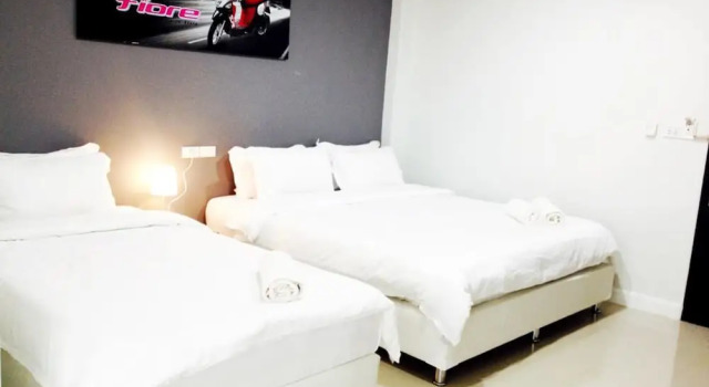 Трёхместный семейный номер Standard с балконом Plus Hotel