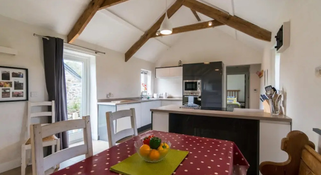 Коттедж The Dairy - Luxury Cottage, Hot Tub and Summer House, Countryside Views, Pet Friendly
