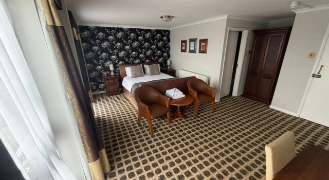 Номер Superior Raven Hotel by Greene King Inns