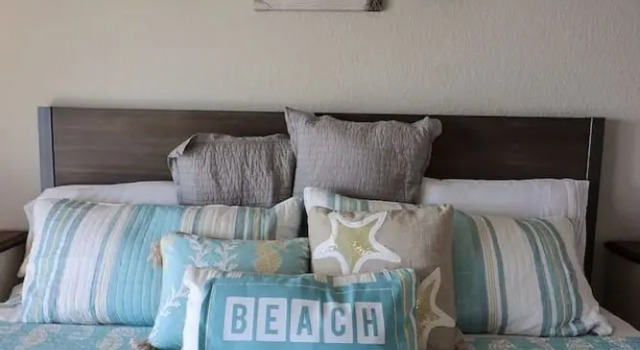 Коттедж Superb Home With Private Walkover to Beach