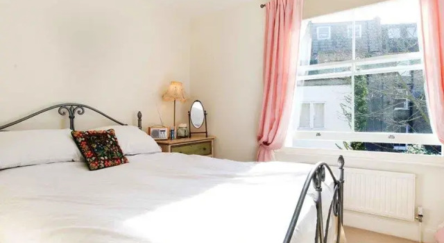 Veeve  Light And Open 2 Bed House Moore Park Road Fulham