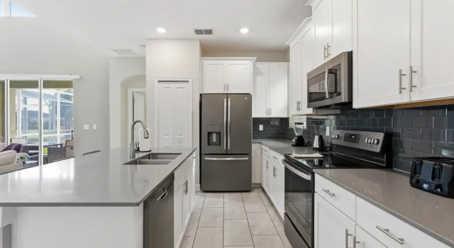 Spacious 5BR Home With Pool Near Disney
