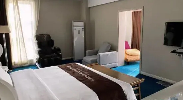 Suite Deluxe World Trade Hotel (Luoyang Longmen High-speed Railway Station Sports Center)