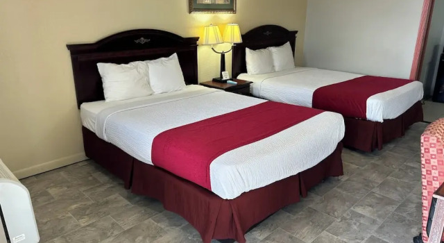 Четырёхместный номер Deluxe Howards Inn Motel