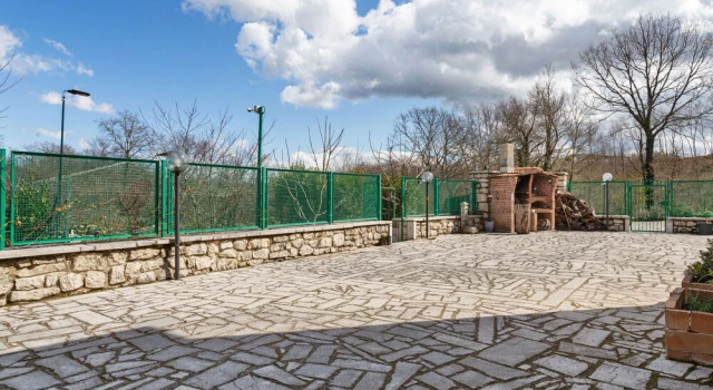 Valley-View Holiday Home in Sepino with Courtyard, Réserver Appartement Sepino Molise