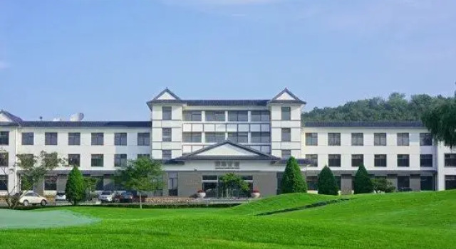 Ming Lake International Hot Spring Ski Resort Hotel, Rezerwuj Ośrodek wypoczynkowy Dalian 