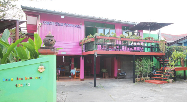 Кровать в общем номере Baan Bua Homestay - Hostel