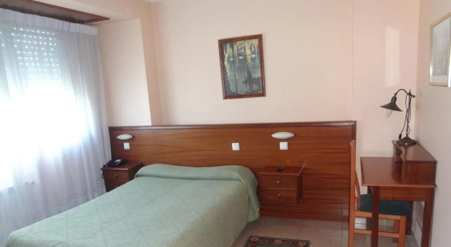 Hotel Kensington, Book Hotel Naron Artabro Gulf