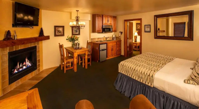 Двухместный люкс с 2 комнатами Alpine Village Suites