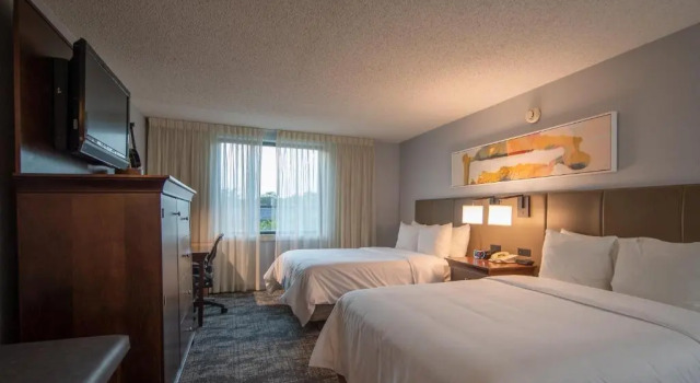 Четырёхместный номер Standard с видом на бассейн Crowne Plaza Hotel Chicago-Northbrook