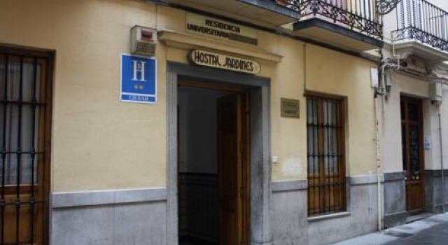 Hostal Jardines, Забронировать Отель Центр Гранада, рядом с Музей народных традиций и искусств Los Tiros de Granada